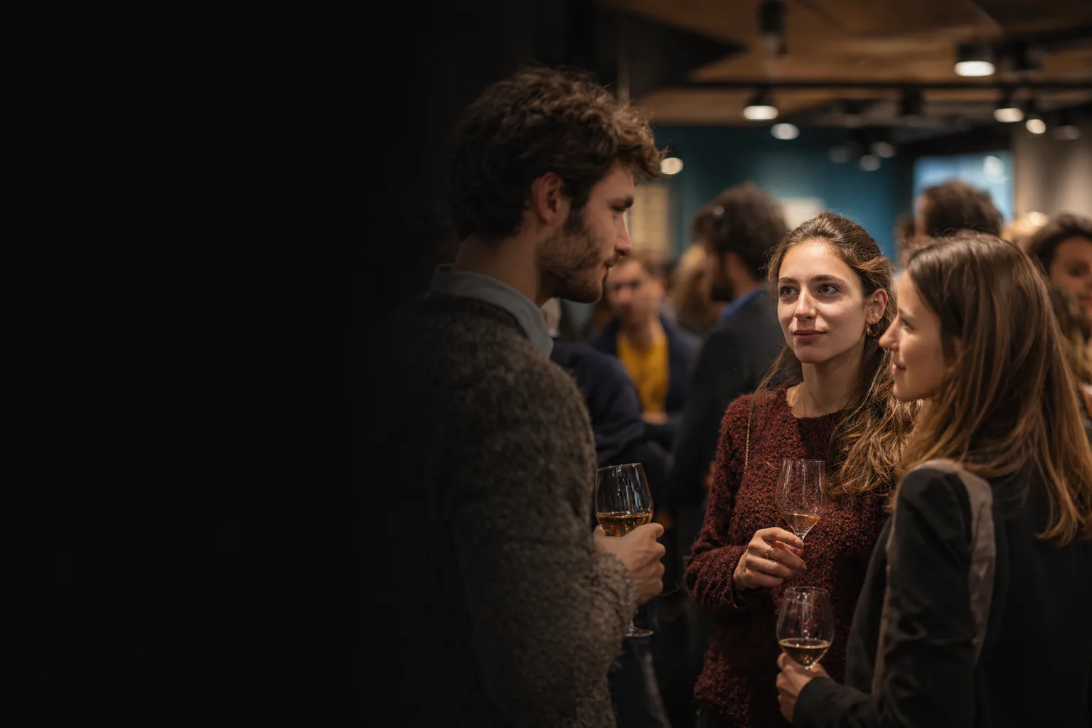 Professionnels échangeant lors d’un événement tech